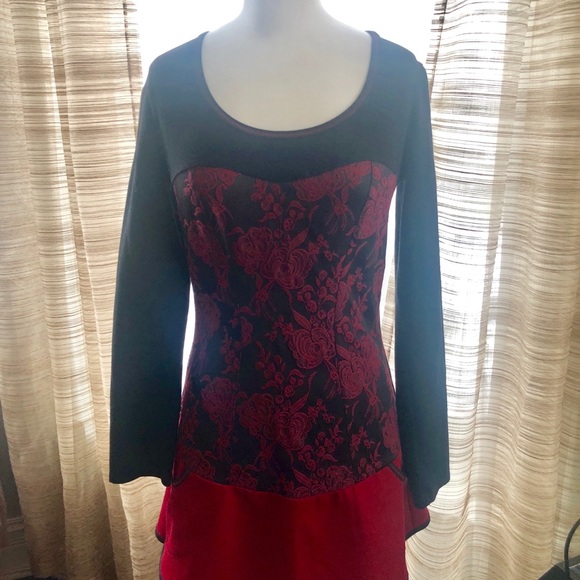 Red and black floral brocade pattern tunic - Picture 1 of 5